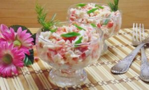 Салат крабовые палочки помидоры сыр чеснок майонез